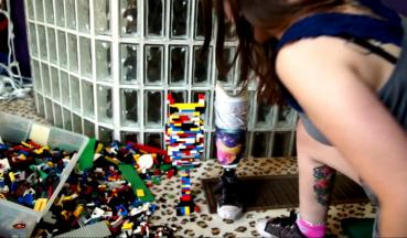 Lego-Prothese und medizintechnische Prothese im Kontrast 