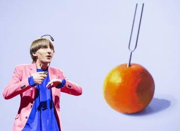 Der Künstler und Komponist Neil Harbisson mit seinem eyeborg beim TEDGlobal 2012.